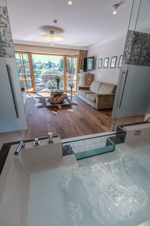 Premium bedding, minibar, in-room safe, individually decorated - Hotel Alpine Palace (Saalbach-Hinterglemm)