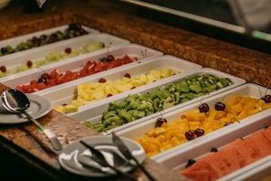 A buffet with various fruits and vegetables. - Hotel Alpine Palace (Saalbach-Hinterglemm)