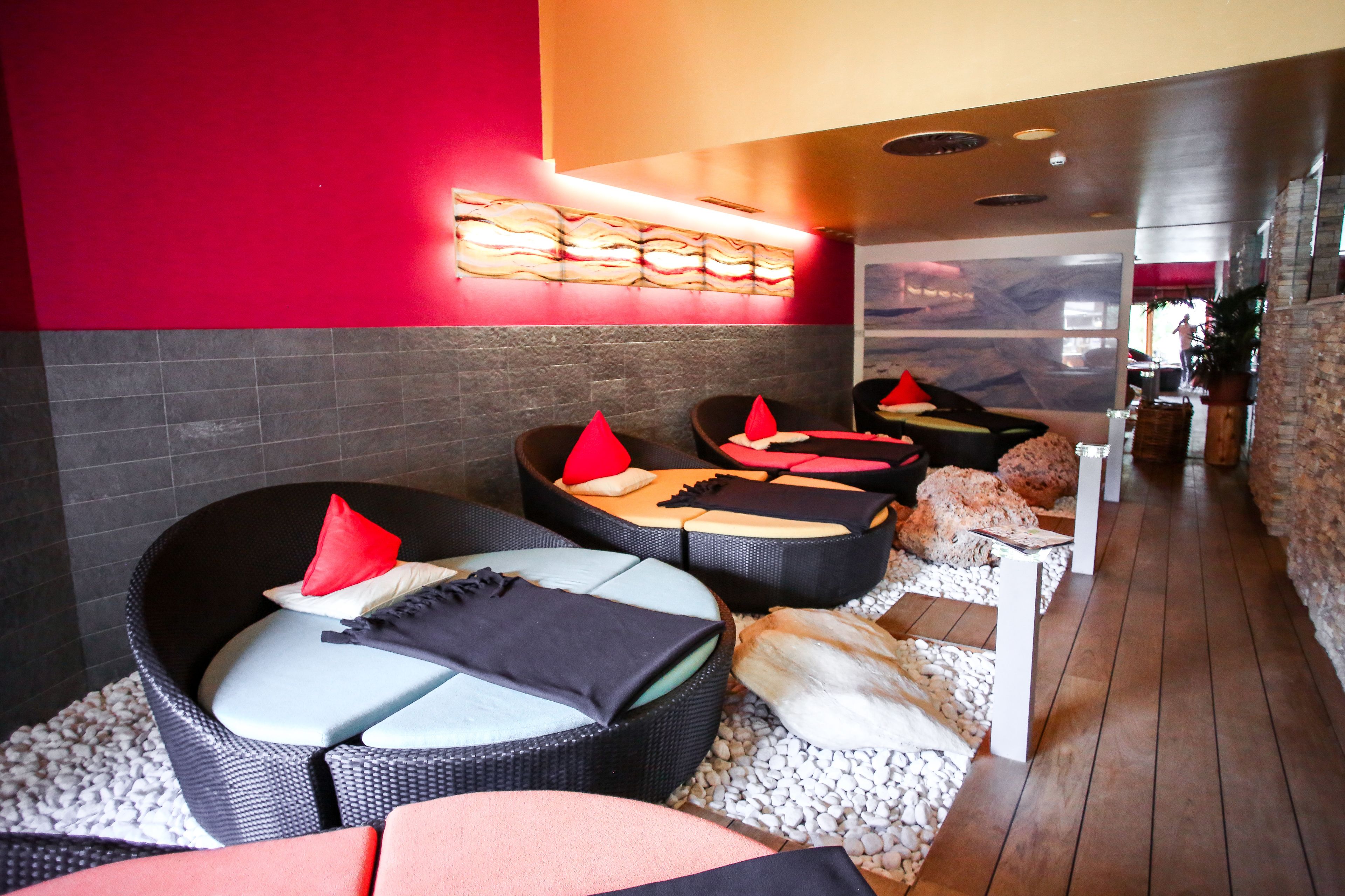 couples treatment room(s), sauna, hot tub, steam room, body treatments