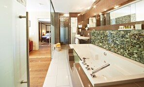 Suite familiar | Baño | Artículos de higiene personal gratuitos, secador de pelo y albornoces