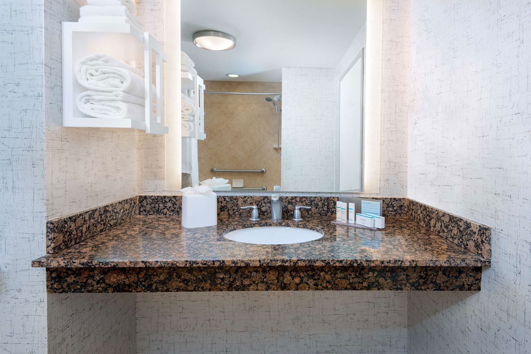 Bathroom | Combined shower/tub, hair dryer, towels