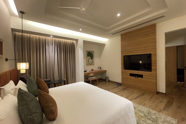 Viceroy Suite | In-room safe, desk, iron/ironing board, WiFi (free)