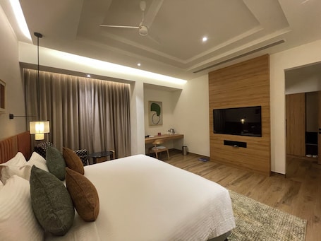 Viceroy Suite | In-room safe, desk, iron/ironing board, free WiFi. Regency Tuticorin by GRT Hotels