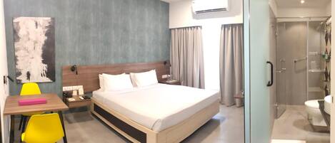 Värdeförvaringsskåp på rummet, skrivbord och strykjärn/strykbräda