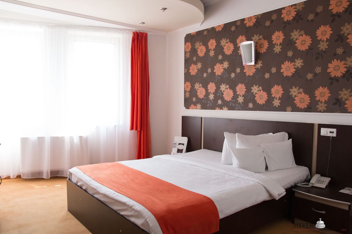 Standard Double Room | Roupas de cama premium, frigobar, cofres nos quartos, escrivaninha