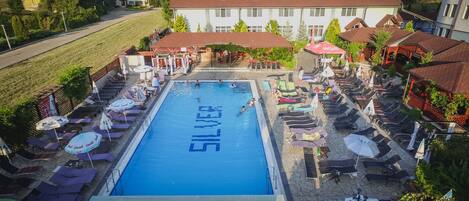 Piscine extérieure en saison, chaises longues
