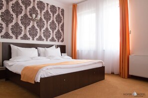 Standaard kamer | Luxe beddengoed, een minibar, een kluis op de kamer, een bureau