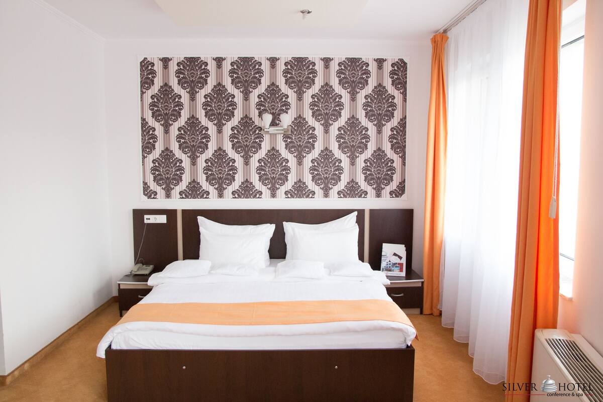 Roupas de cama premium, frigobar, cofres nos quartos, escrivaninha