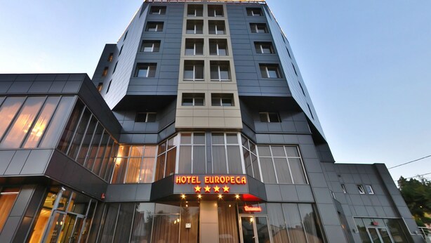 Un moderno edificio de hotel con un cartel llamativo que dice "HOTEL EUROPECA" y una clasificación de tres estrellas.