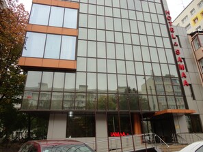 Vista frontal de la propiedad