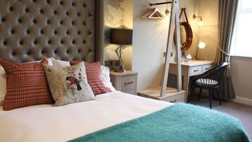 Executive Double Room (County Double Room) | Iron/ironing board, free WiFi, alarm clocks
