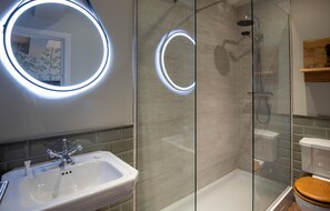 Phòng đôi hoặc 2 giường đơn Deluxe (Signature Double or Twin Room) | Phòng tắm | Máy sấy tóc, áo choàng tắm, khăn tắm