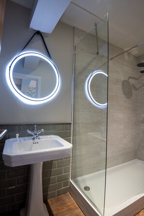 Kahden hengen deluxe-huone (Signature Double Room) | Kylpyhuone | Hiustenkuivaaja, kylpytakit, pyyhkeet