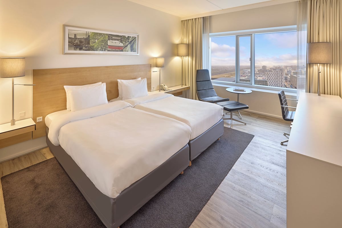 Minibar, coffres-forts dans les chambres, bureau