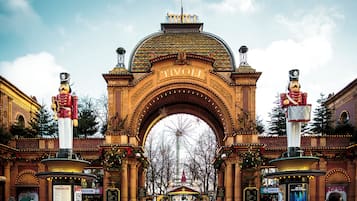Un arco imponente con la palabra "TIVOLI" inscrita en la parte superior, flanqueado por grandes estatuas de cascanueces.