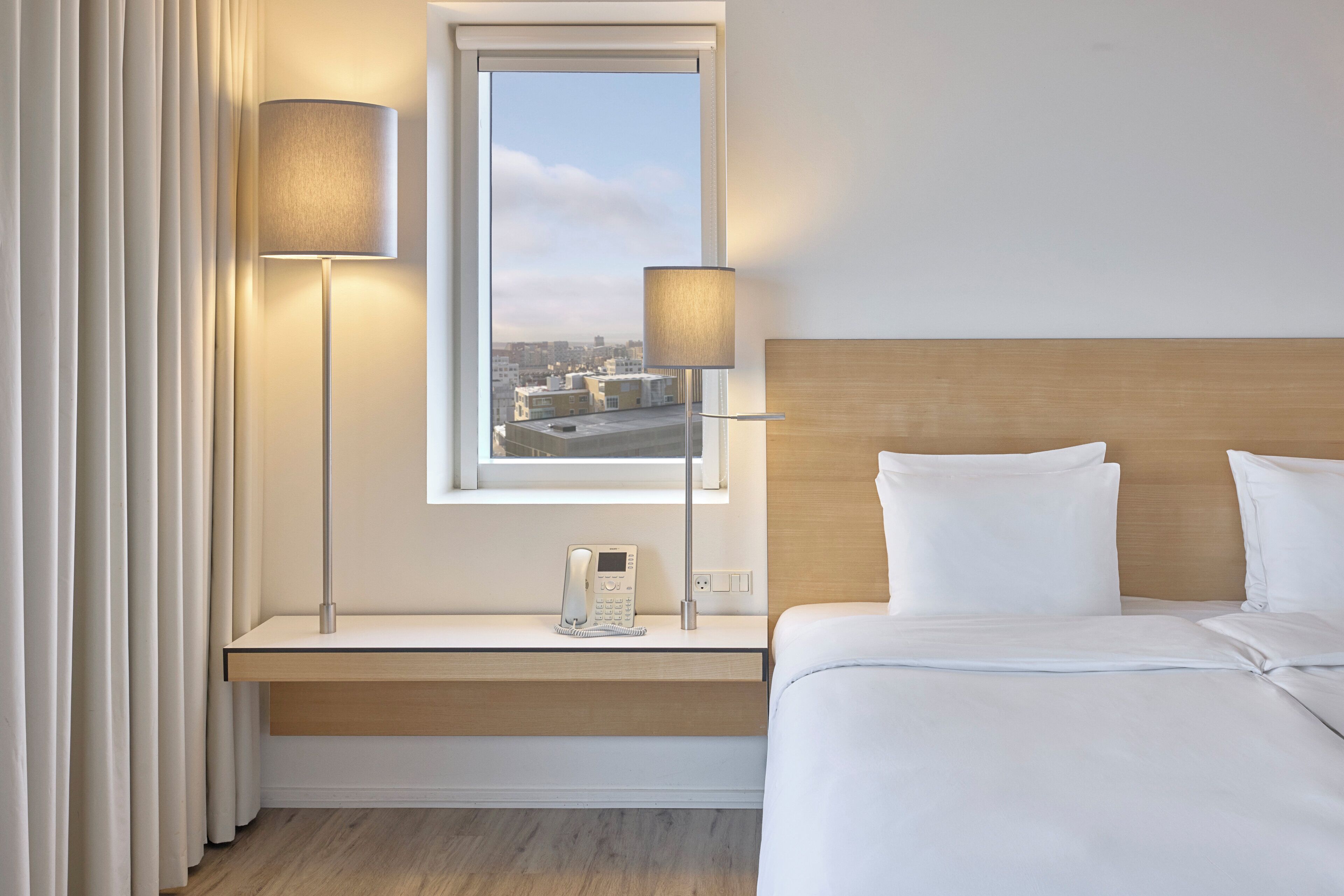 Minibar, coffres-forts dans les chambres, bureau