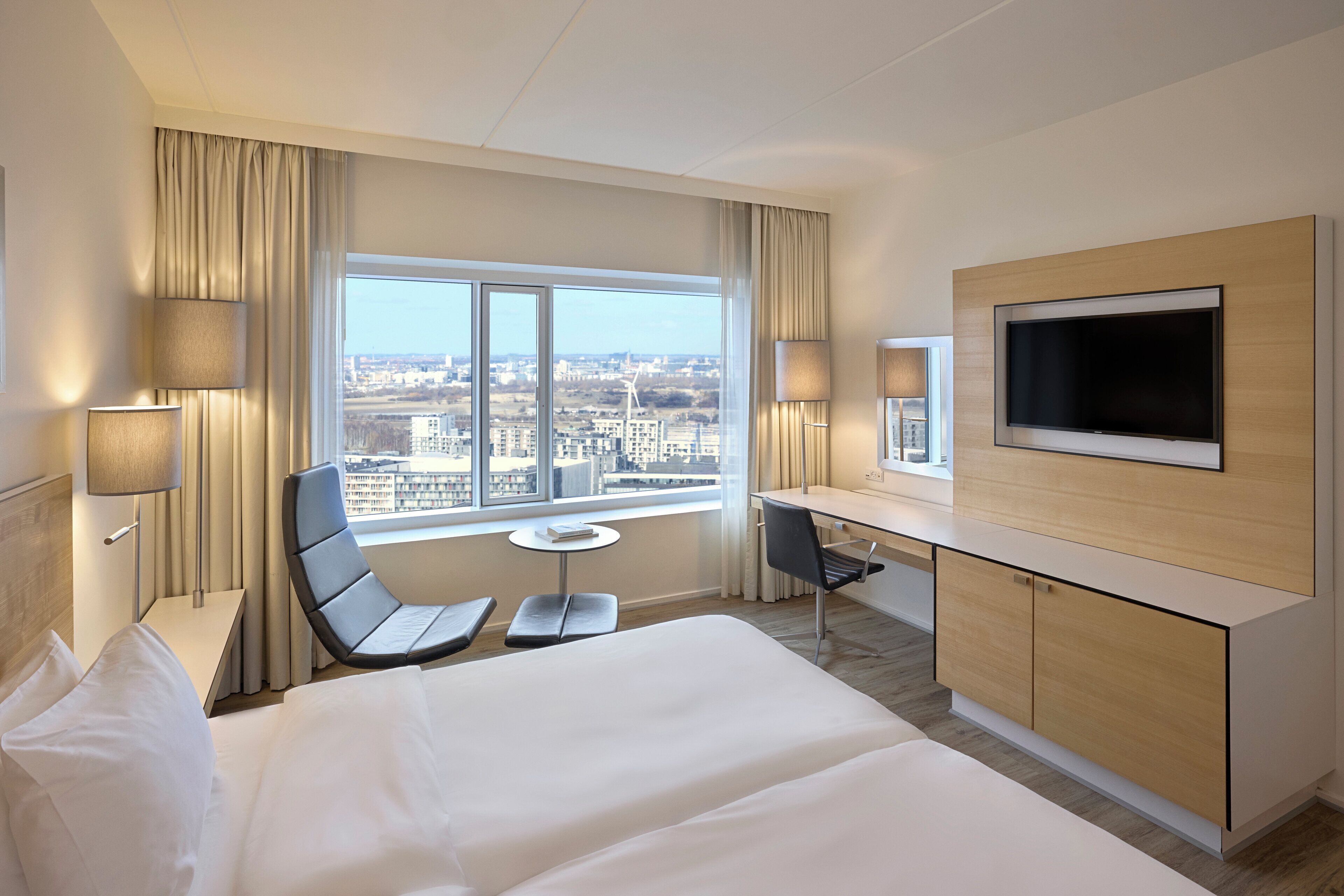 Standardværelse - 2 enkeltsenge (High Floor) | Minibar, pengeskab på værelset, skrivebord