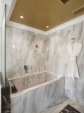 Deluxe Suite (Penthouse) | Bathroom | Designer toiletries, hair dryer, bathrobes, slippers