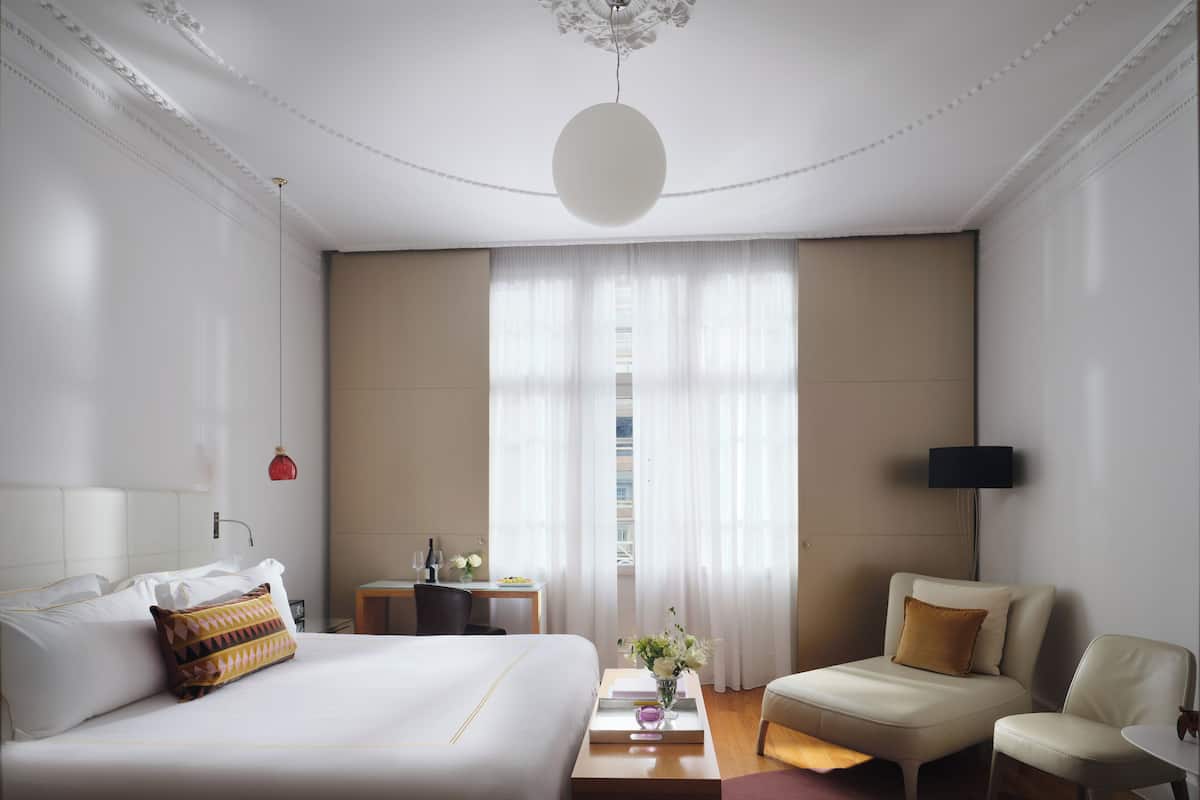 Colchones con pillow-top, minibar y caja de seguridad en la habitación