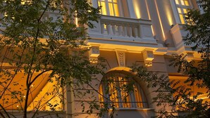Un edificio de varios pisos con balcones ornamentados y ventanas amplias, presumiblemente un hotel o edificio residencial.