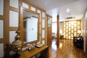 Suite, 1 kamar tidur | Pemandangan dari kamar