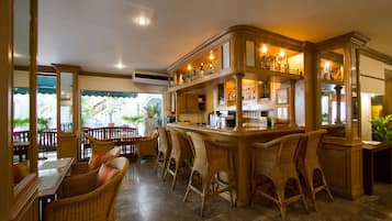 Breakfast, lunch, dinner served; Thai cuisine