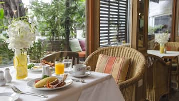 Café da manhã, almoço e jantar; culinária tailandesa