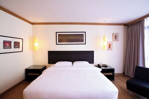 Quarto executivo | Roupas de cama premium, frigobar (abastecido com alguns itens grátis)
