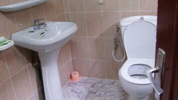 Shower, rainfall showerhead, free toiletries, bathrobes