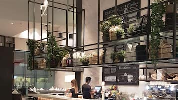 4 間餐廳;供應早餐、午餐、晚餐;多國菜