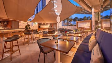 4 間餐廳;供應早餐、午餐、晚餐;多國菜