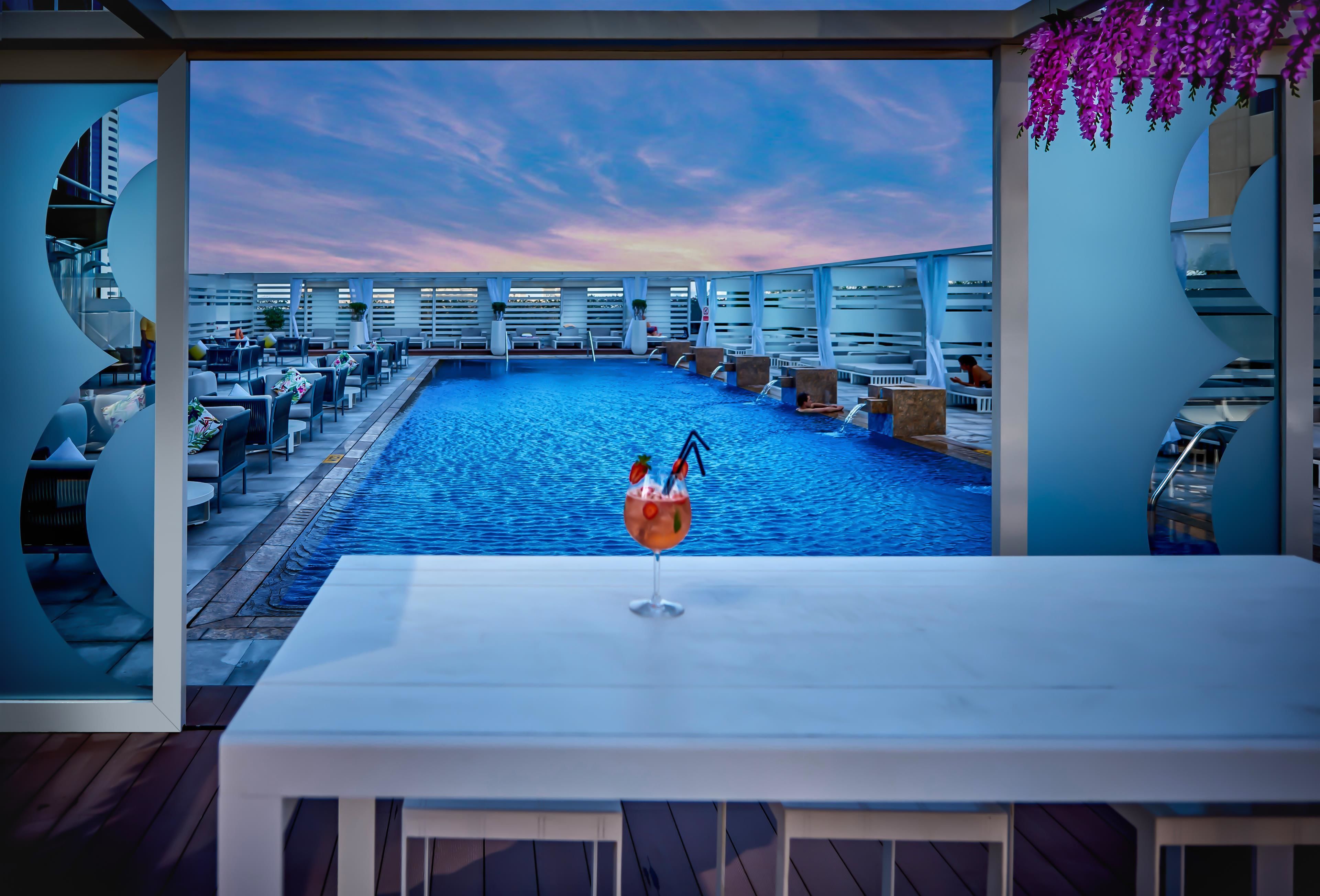 Een buitenzwembad, gratis zwembadcabana's, parasols voor strand/zwembad