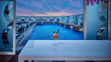 Een buitenzwembad, gratis zwembadcabana's, parasols voor strand/zwembad