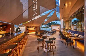 4 restaurantes; se sirven desayunos, almuerzos y cocina internacional