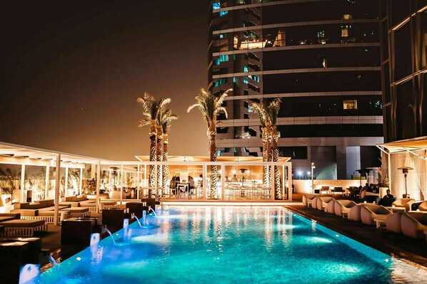 2 bars/lounges, poolside bar