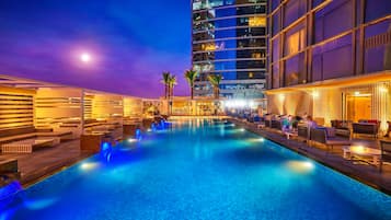 Piscina externa, barracas de cortesia, guarda-sóis