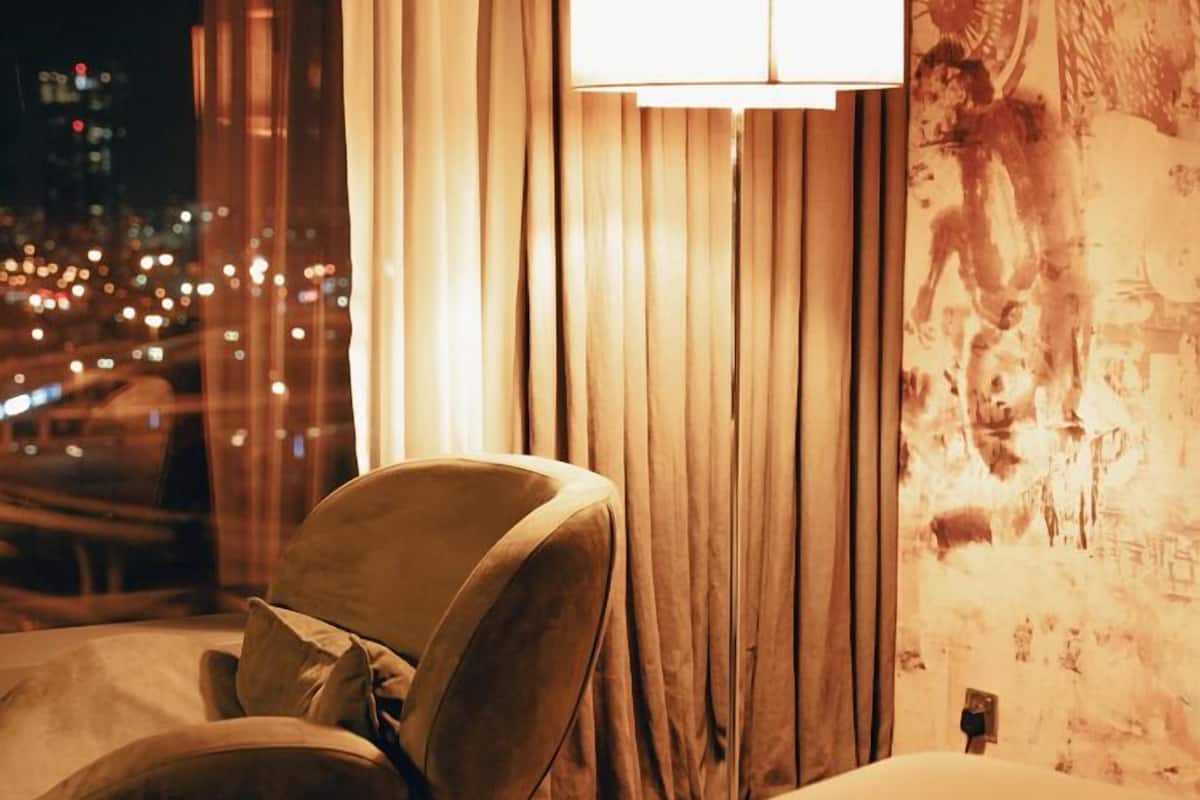 One-Bedroom Chill Out Suite | Roupas de cama premium, edredons de pluma, camas Select Comfort