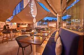 4 restaurantes; se sirven desayunos, almuerzos y cocina internacional