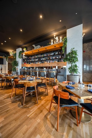 4 restaurants; breakfast, lunch, dinner, and brunch served