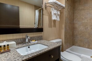 Tina con regadera, tina profunda, amenidades de baño de diseñador 