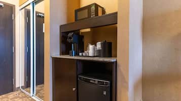 Standard Room, 2 Queen Beds, Non Smoking, Refrigerator & Microwave | 1 bedroom, hypo-allergenic bedding, pillowtop beds