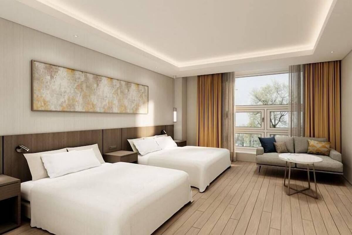 Down duvets, in-room safe, blackout curtains, soundproofing