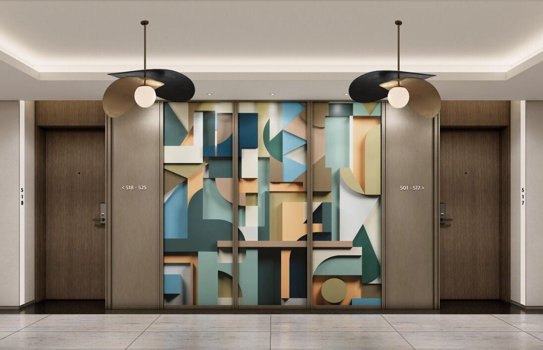 Een moderne hotellobby met een geometrisch wandontwerp, twee houten deuren met kamer nummers, en hanglampen.