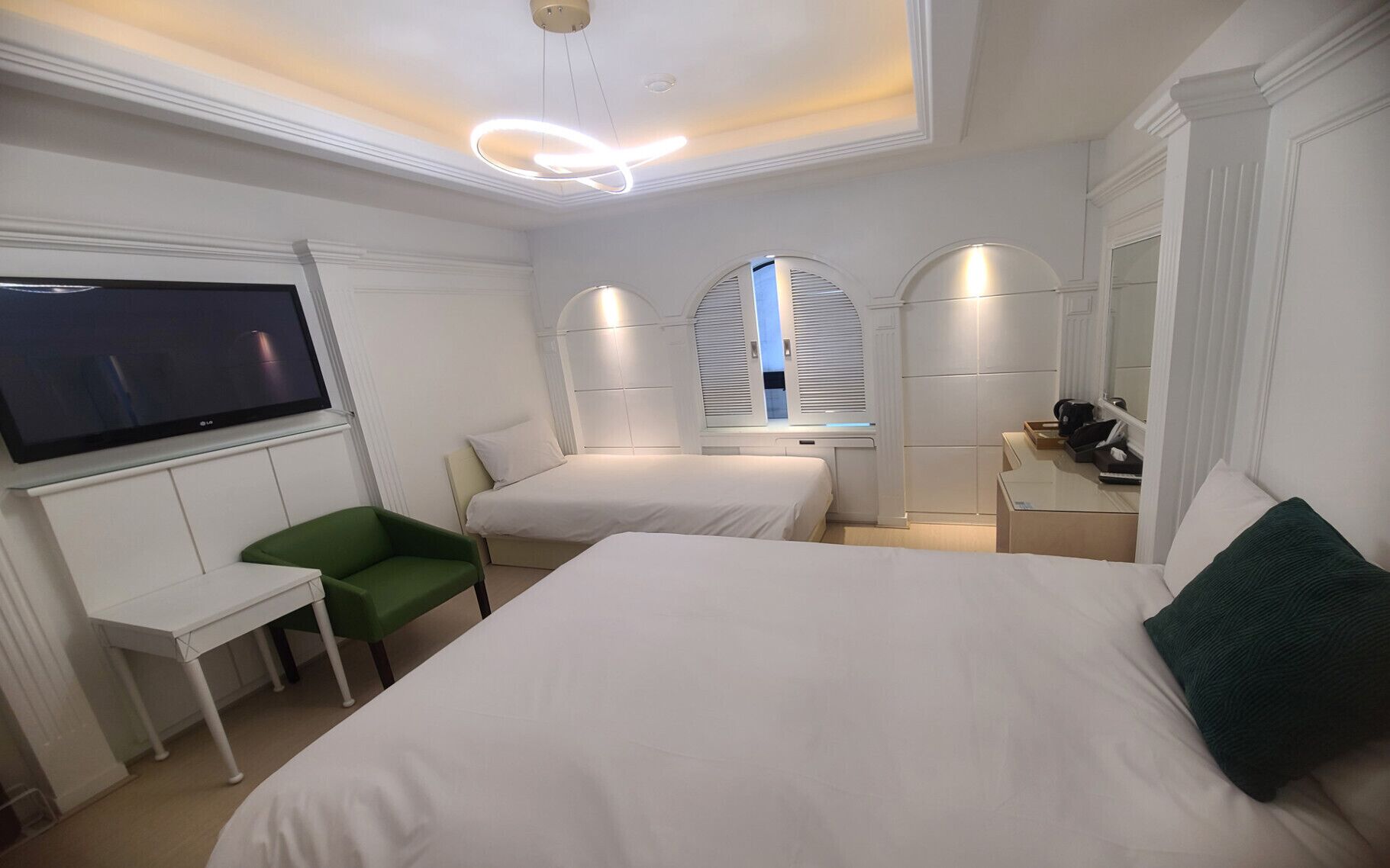 Edredón, caja de seguridad en la habitación y decoración personalizada 