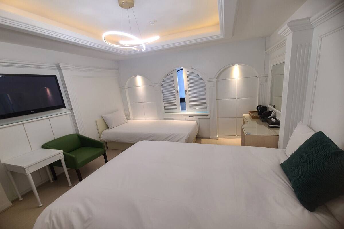 Down duvets, in-room safe, blackout curtains, soundproofing