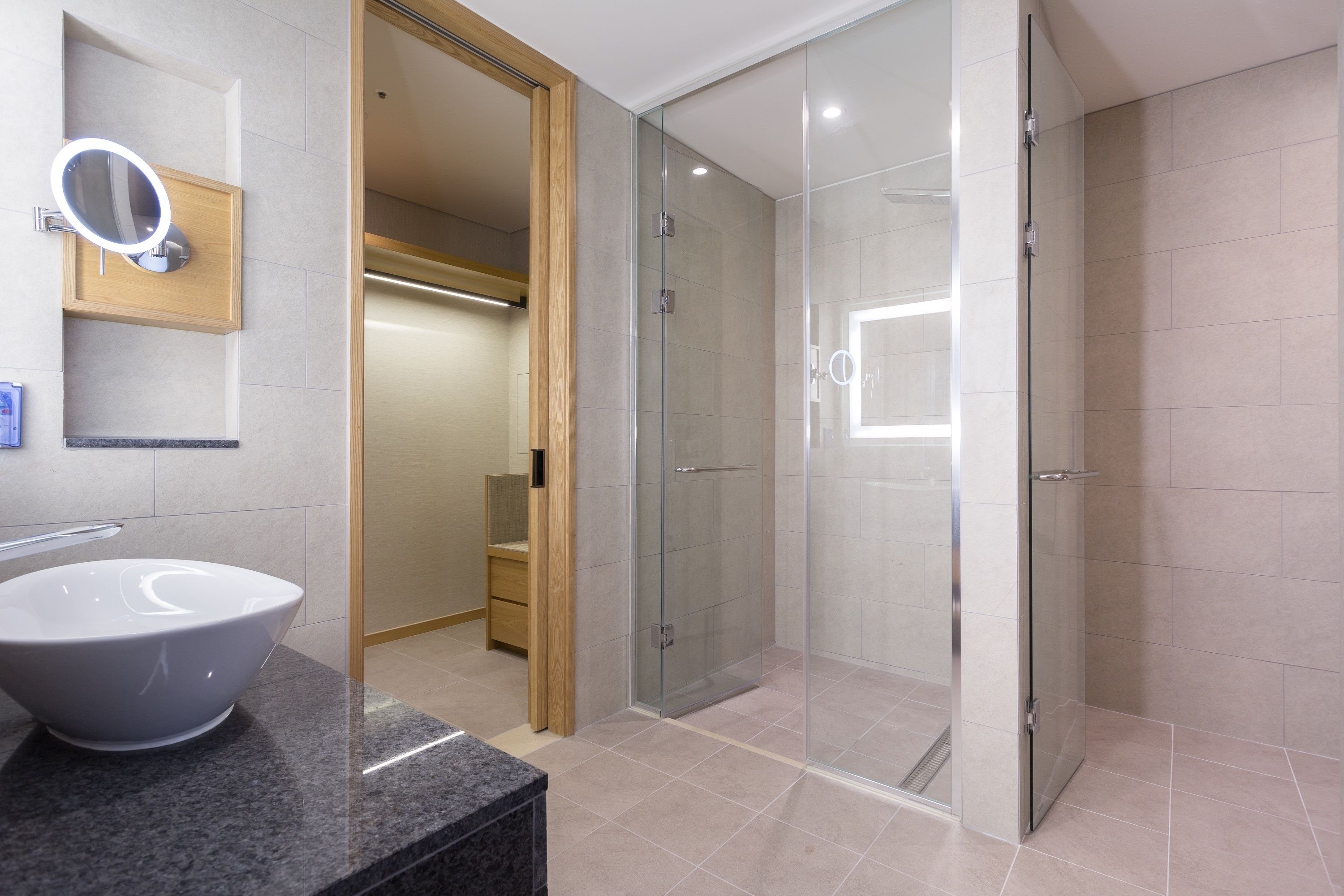 Junior suite | Badkamer | Een haardroger, badjassen, pantoffels, een bidet