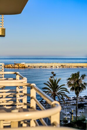 Blackout curtains, free WiFi, bed sheets