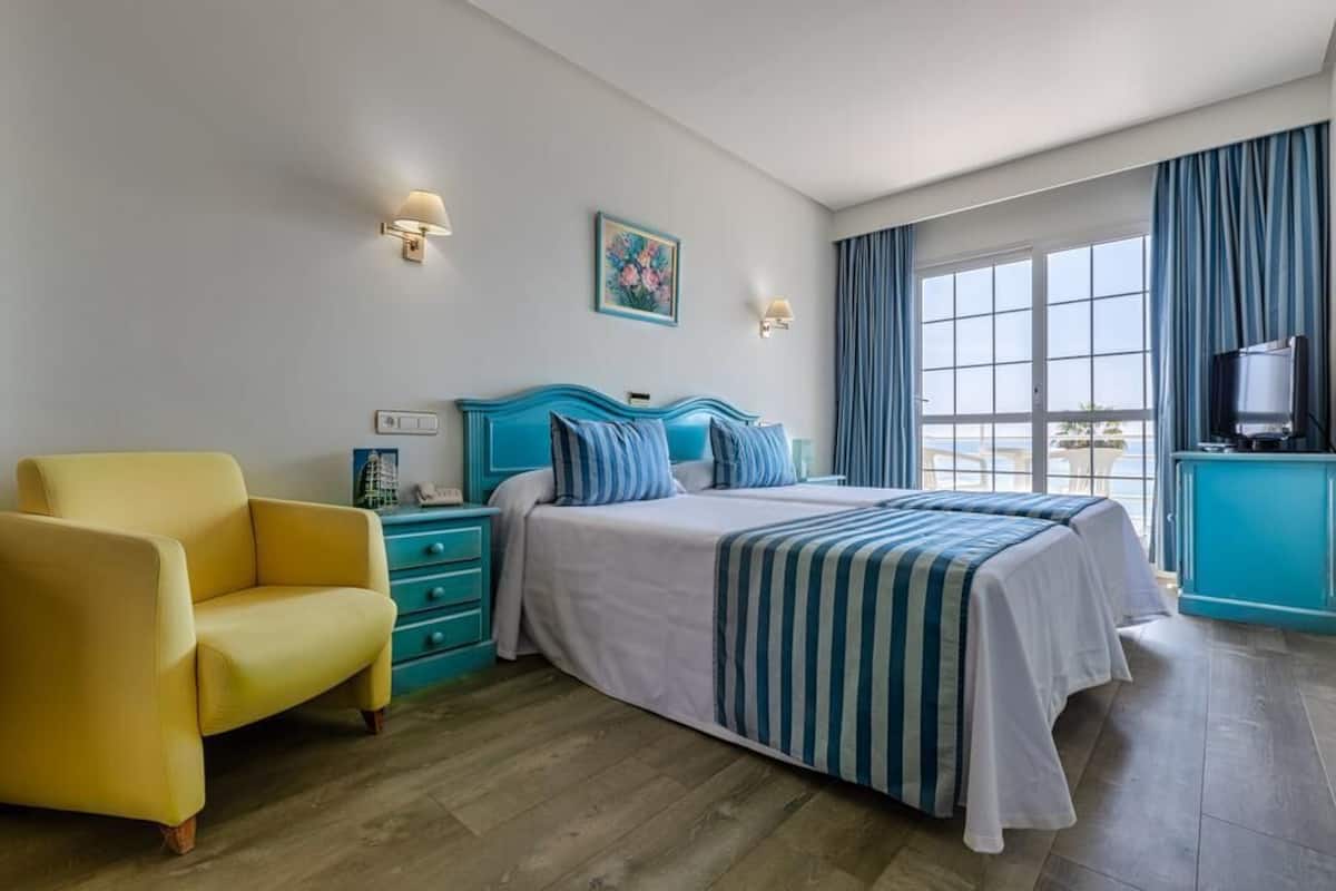 Cortinas blackout, wifi gratis y ropa de cama 
