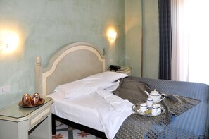 三人房 | 迷你吧、客房内保险箱、办公桌、免费 WiFi