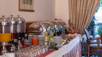 Buffet breakfast on weekdays (PLN 79 per person)